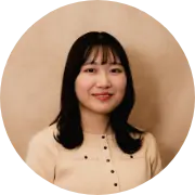 エントランスの説明をする社員の写真
