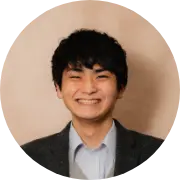 執務室の説明をする社員の写真